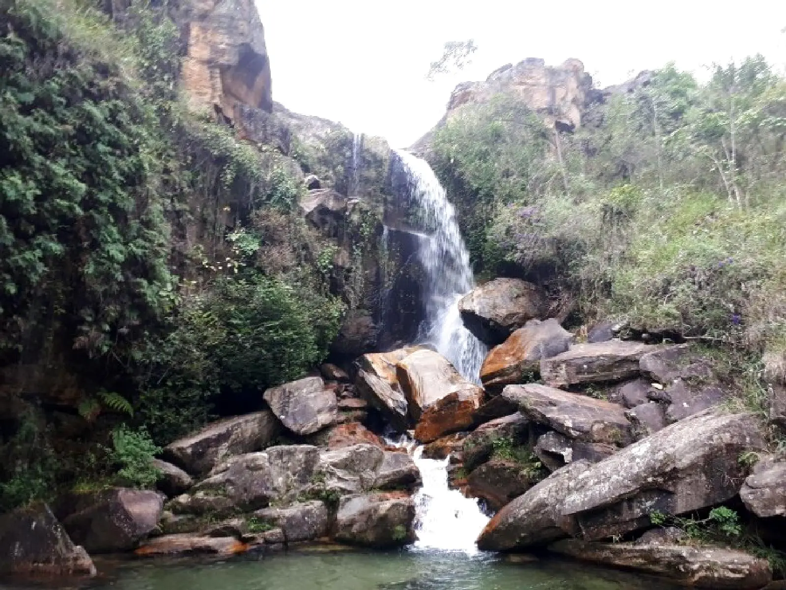 Queda d’água da Cachoeira da Geladeira entre formações rochosas
