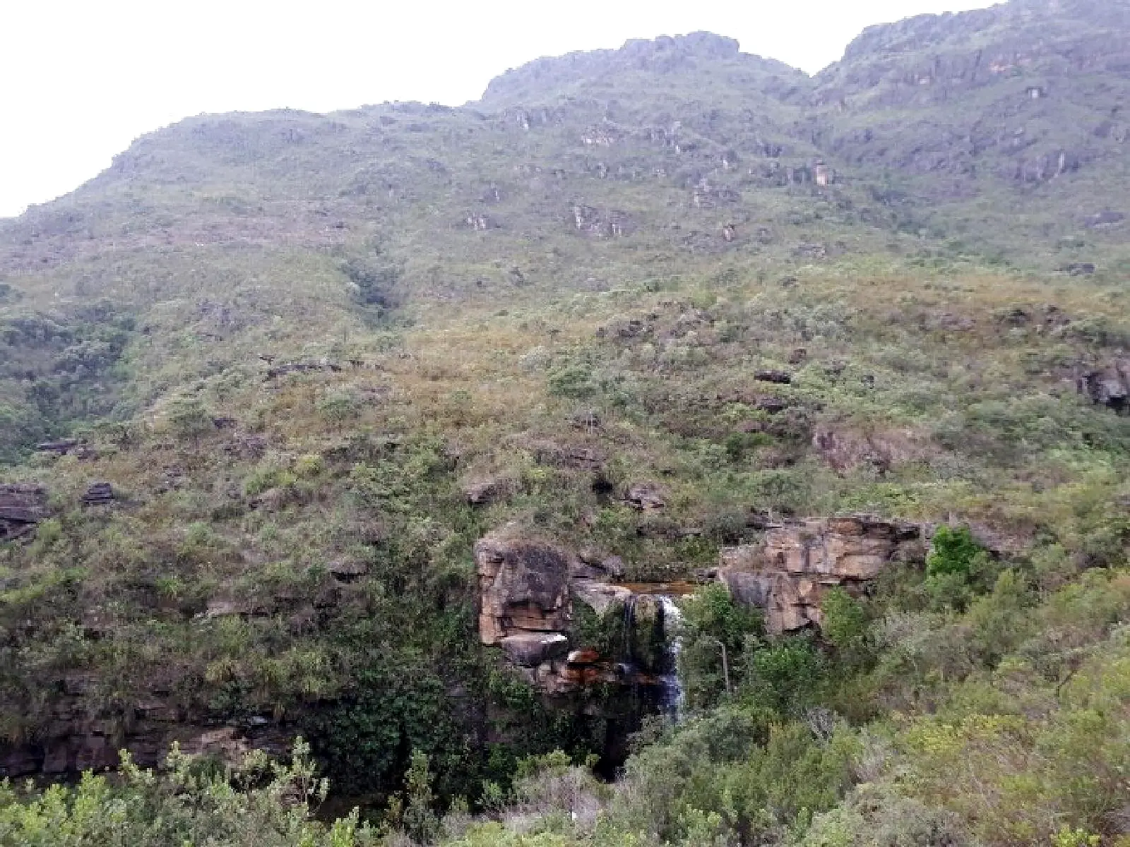 Vista da Cachoeira da Geladeira em meio à vegetação