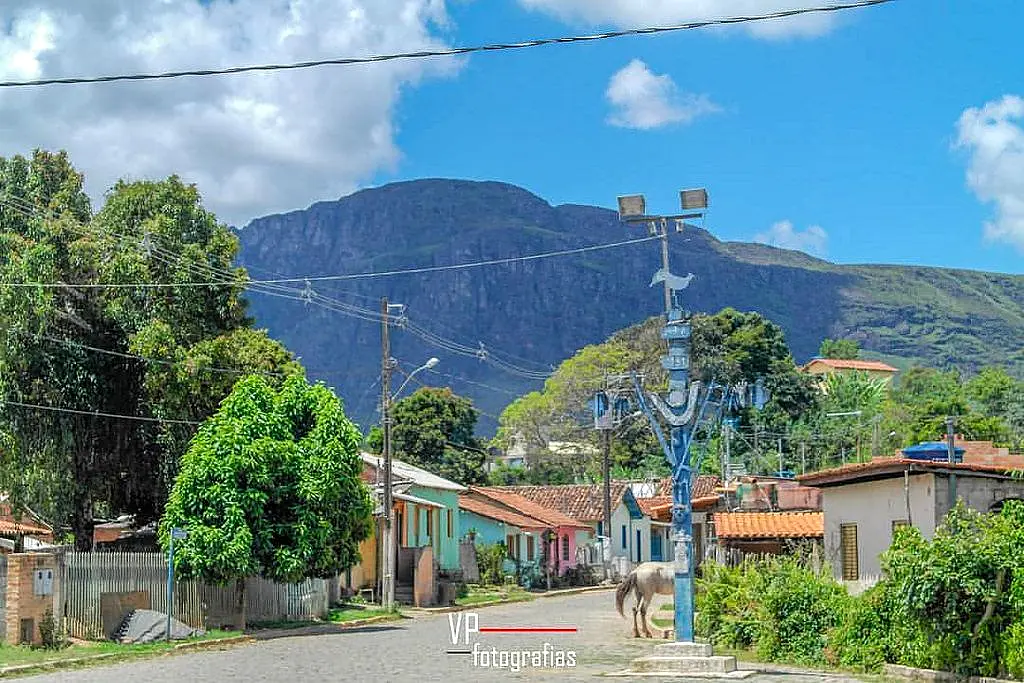 Distrito histórico de Itatiaia cercado pelas montanhas de Minas Gerais